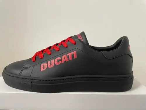 Športové firemné tenisky Ducati s červenými šnúrkami - brand merch